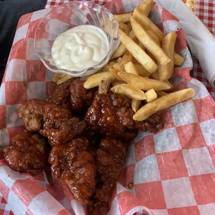 food, chicken wings and fried chicken