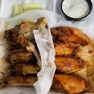 chicken wings and fried chicken, bbq wings, chicken wings, bbq chicken, poultry, fried chicken, chicken, fried chicken wings, food