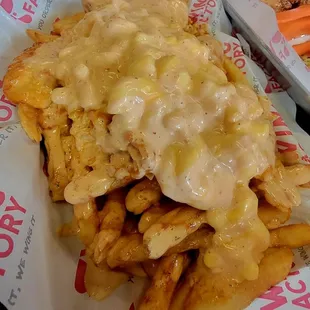 Buffalo chicken mac n cheese fries