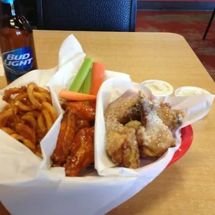 chicken wings and fried chicken, bbq wings, poultry, chicken wings, food, fried chicken wings, fried chicken, chicken, bbq chicken