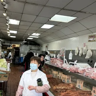 Staffs here are not helpful at all when the boss is not here. 最佳倒米員工!