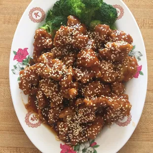 a plate of chicken and broccoli