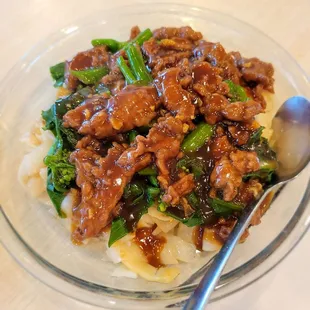 Flat noodles with beef and Chinese broccoli