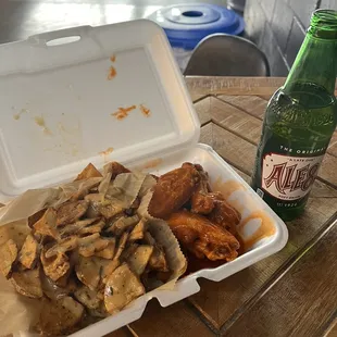 Traditional wing with buffalo sauce and potato