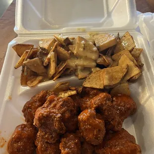 Boneless wings with Nasii drip sauce and potato