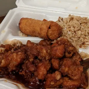 Gerenal Tso&apos;s combo dinner $6.25 - a ton of food!