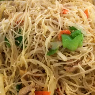 Chinese rice noodles with vegetables and chicken