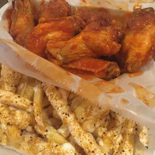food, chicken wings and fried chicken