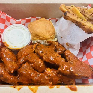 chicken wings and fried chicken, fried chicken, bbq wings, bbq chicken, chicken wings, fried chicken wings, poultry, chicken, food