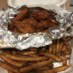 Bite me wings with seasoned fries