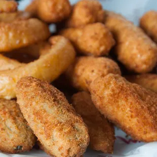 food, chicken wings and fried chicken