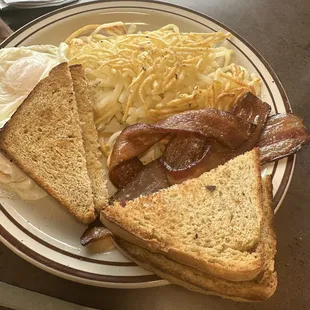 a plate of breakfast food