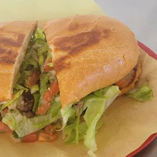 Aqui comiendo una torta de Asada en wings mix lakeside