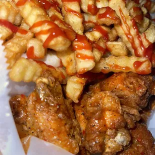 food, chicken wings and fried chicken