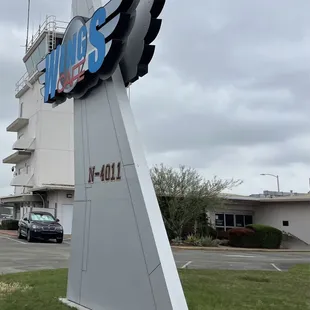 the sign for the wing cafe