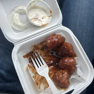 Honey bbq 8 Pieces Boneless Wings and 1 Side