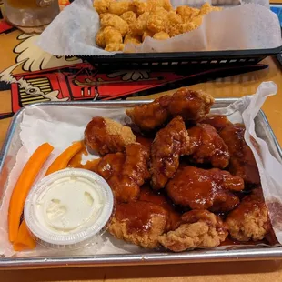 boneless wings with Mahalo-Que sauce
