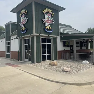 the outside of a restaurant