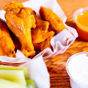 food, fried chicken wings, poultry, bbq wings, chicken wings, fried chicken, bbq chicken, chicken wings and fried chicken, chicken