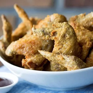 bowl of fried chicken wings