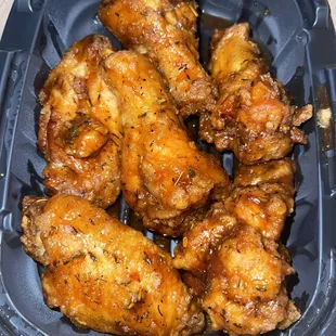 Jamaican jerk sauce 6 piece, 6 Wings.