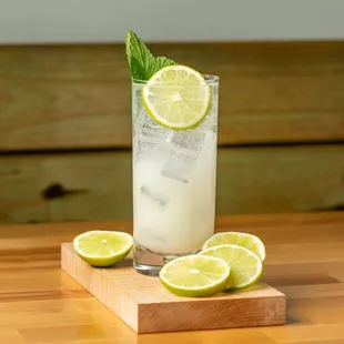 a glass of lemonade and lime slices