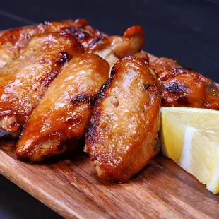 chicken wings and lemon wedges