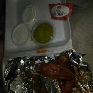 Chicken wings w/side of pickles and ketchup
