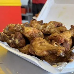 a tray of chicken wings