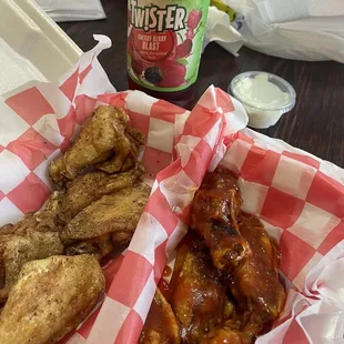 food, chicken wings and fried chicken