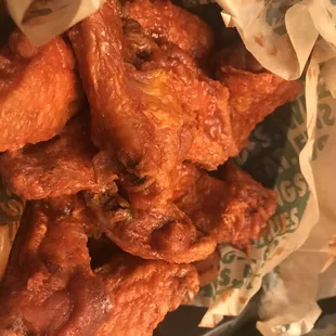 a bowl of fried chicken wings