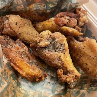 a basket of fried chicken wings