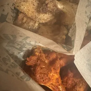 chicken wings and fried chicken, bbq wings, poultry, chicken wings, food, fried chicken wings, fried chicken, chicken, bbq chicken