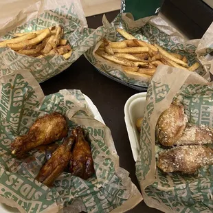 chicken wings and fried chicken, fried chicken wings, chicken, food, fried chicken, bbq chicken, bbq wings, poultry, chicken wings