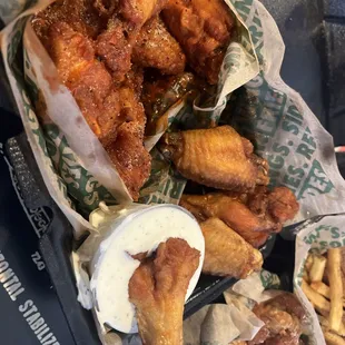 chicken wings and fried chicken, bbq wings, poultry, chicken wings, food, fried chicken wings, fried chicken, chicken, bbq chicken