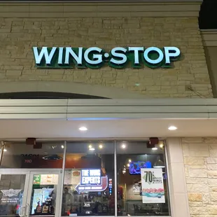 the front of a restaurant at night