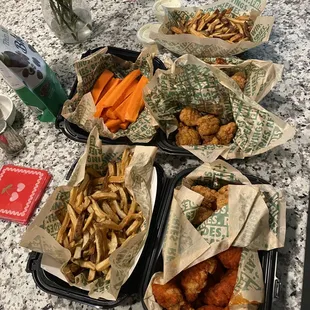 food, chicken wings and fried chicken