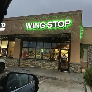 the front of a wing stop restaurant