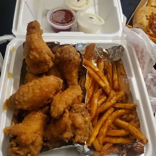 bbq wings, chicken wings and fried chicken, fried chicken wings, poultry, fried chicken, chicken wings, chicken, food, bbq chicken
