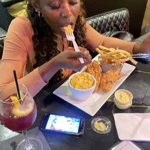 Ooooh soooo scrumptious chicken tenders and a side of Mac N cheese