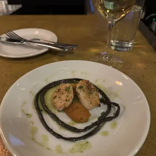 Scallops on butternut squash purée with long beans