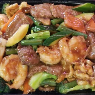 Happy Family (Jumbo Shrimp, Scallops, Chicken, Beef and Roast Pork with assorted vegetables)