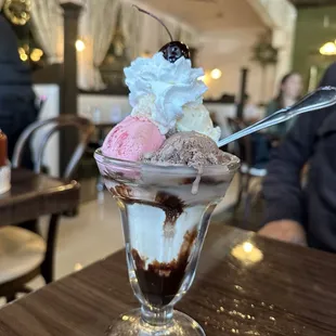 Neapolitan sundae
