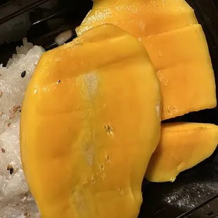 inedible sticky rice that tasted of chemical cleaning products, and mango browning at the edges with full pit included. simply no.