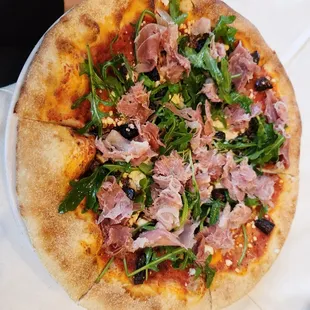 Fig and prosciutto pizza