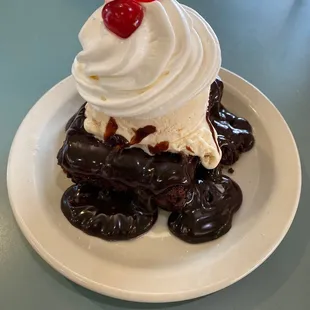 Brownie hot fudge sundae