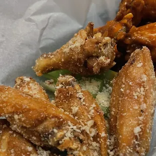 chicken wings and fried chicken, fried chicken wings, chicken, fried chicken, bbq chicken, bbq wings, food, poultry, chicken wings