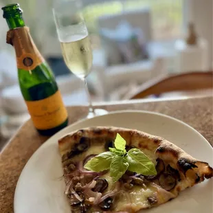 Winston's: coffee + provisions + pizza