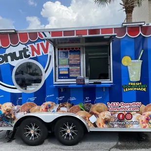 a donut - n - w food truck