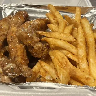 food, chicken wings and fried chicken